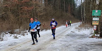 Uczestnicy na trasie Biegu o miód w Giełczynie