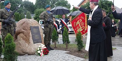 Poświęcenie pomnika przez Bp Tadeusza Bronakowskiego