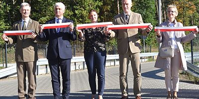 Od lewej: Dariusz Godlewski (nadleśniczy), Bohdan Paszkowski (wojewoda), Anna Kania (sołtys), Marek Komorowski (senator), mieszkanka Jednaczewa otwierają drogi