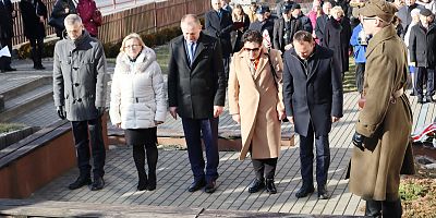 Od lewej: Cezary Zborowski, Wiesława Kłosińska, Jarosław Kruszewski, Jolanta Jałowiecka, Piotr Kłys składają kwiaty pod pomnikiem.