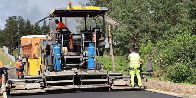 Układanie pierwszej masy asfaltu w Starej Łomży przy Szosie