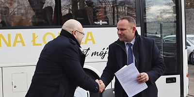 Uścisk dłoni prezesa PKS i Wójta Gminy Łomża p