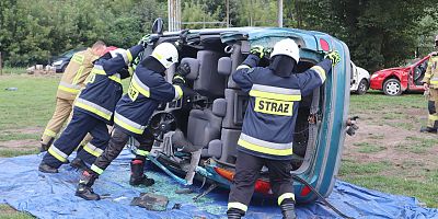 Strażacy podczas ćwiczeń technicznych