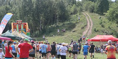 Biegacze dobiegają do góry