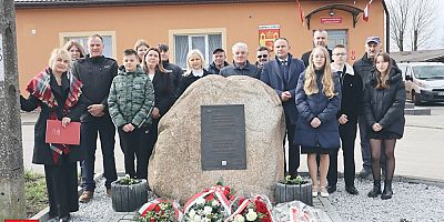 Zgromadzeni wokół pomnika, przed świetlicą wiejską