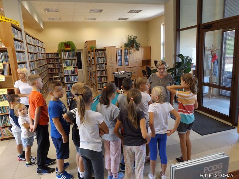 Łomżyńskie dzieci z wizytą w bibliotece w Podgórzu