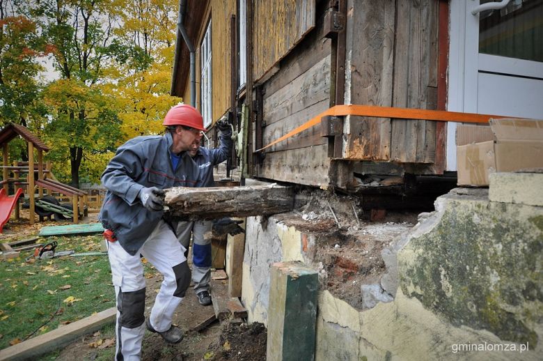 Remont dachu w szkole w Puchałach