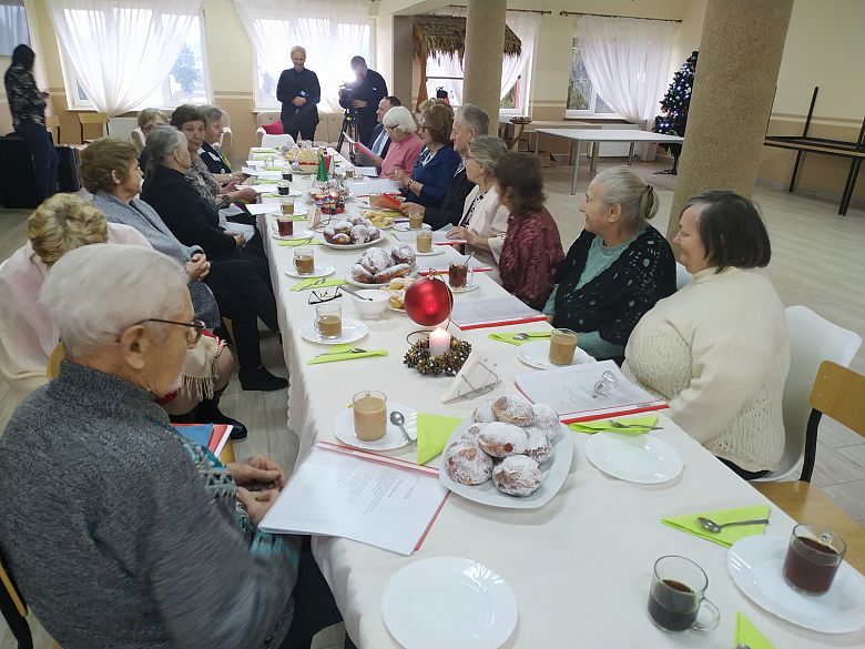 Pączki i faworki, czyli karnawał w Klubie Seniora w Pniewie