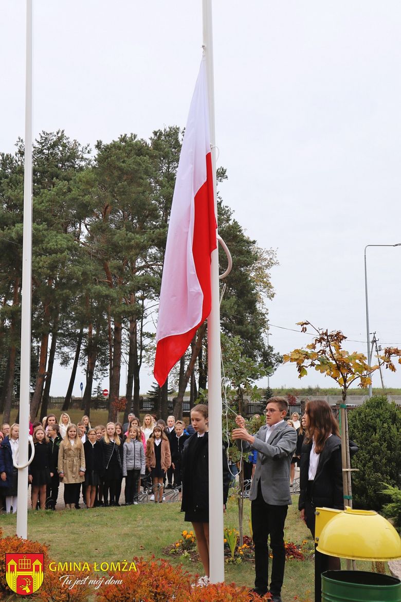 Polska i gminna flaga powiewa przed szkołą w Kupiskach